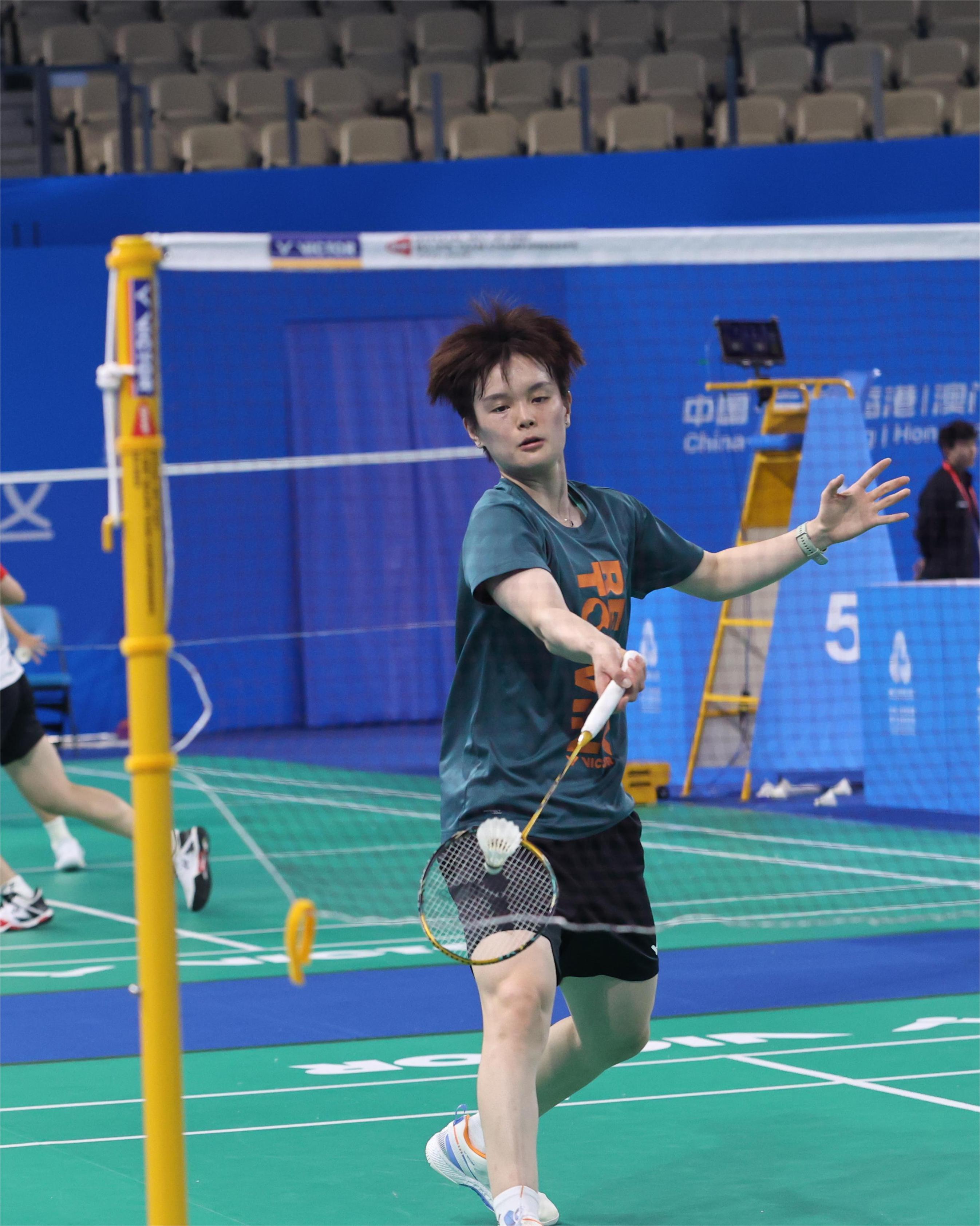 王祉怡适应场地，用的球拍是黄金利爪[不愧是你]十五运会胜利在握V观全运会不负每一