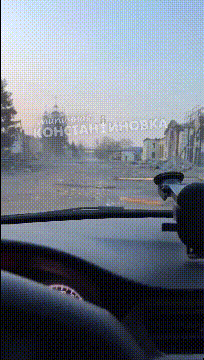 “炸！炸！炸！”4月10日，俄军轰炸了顿涅茨克州顿河康斯坦丁诺夫卡火车站，这里是