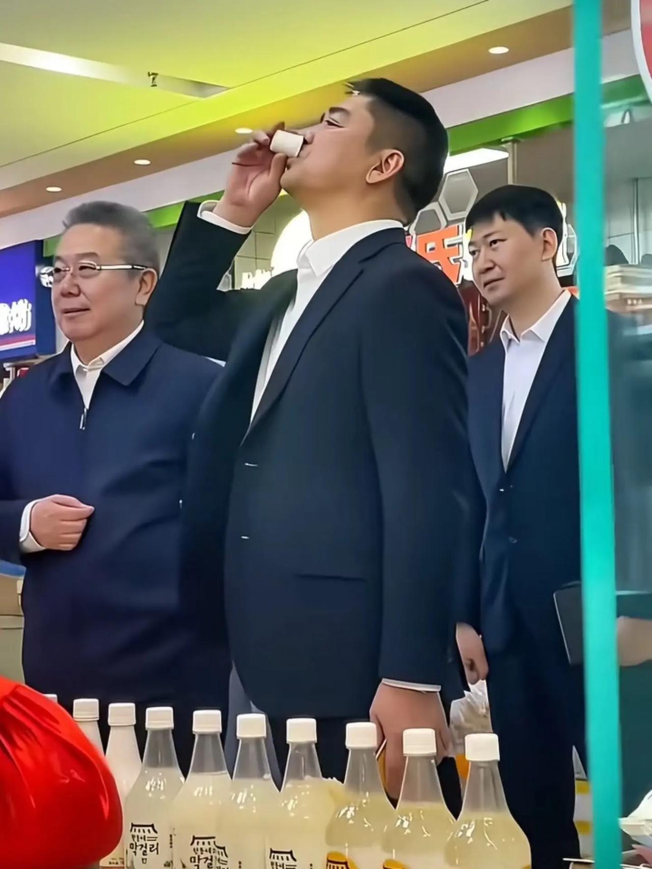 “别人逛市场是买菜，东哥逛市场是“先干为敬”。刘强东