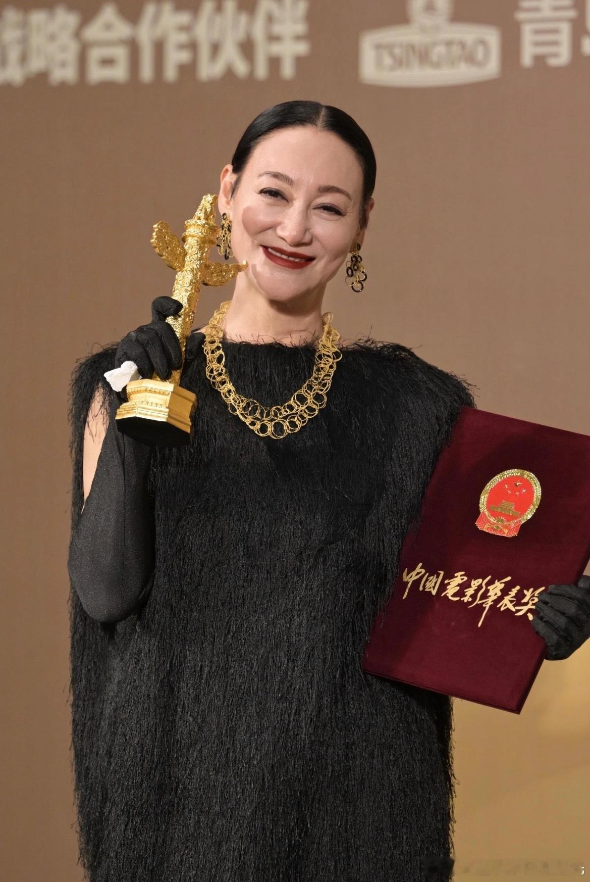 惠英红 争气两字我已经说了多遍惠英红65岁正是打拼的年纪，真该跟红姐学习一下上进
