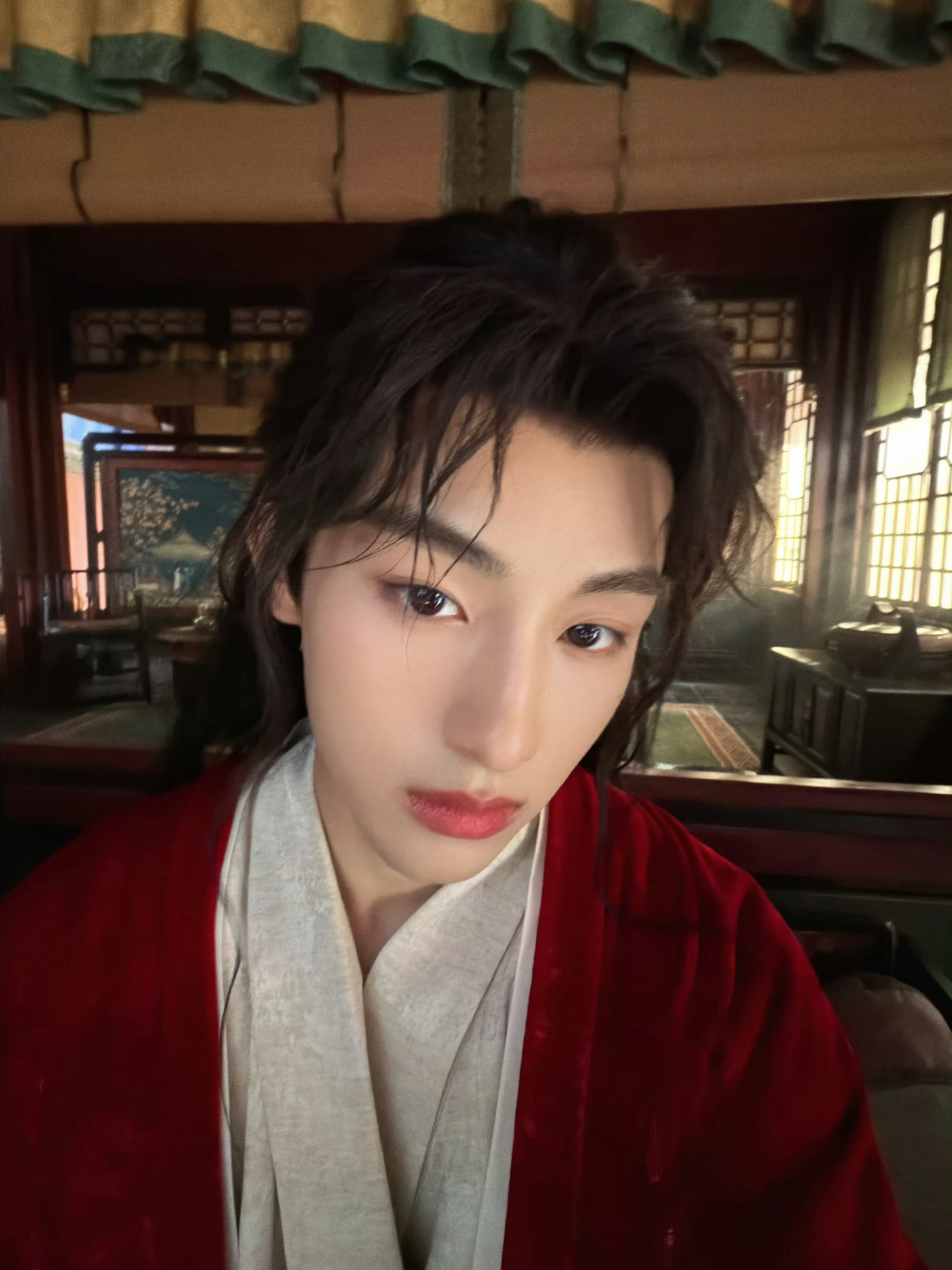 董思成[超话] 董思成披发红衣自拍  董思成婚服自拍董思成披发红衣自拍怎么这么帅