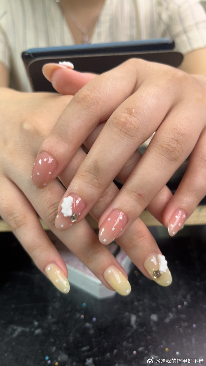 💅🏻38758 做了萌萌哒美甲，左手裸粉右手奶黄[爱慕][爱慕] ​​​