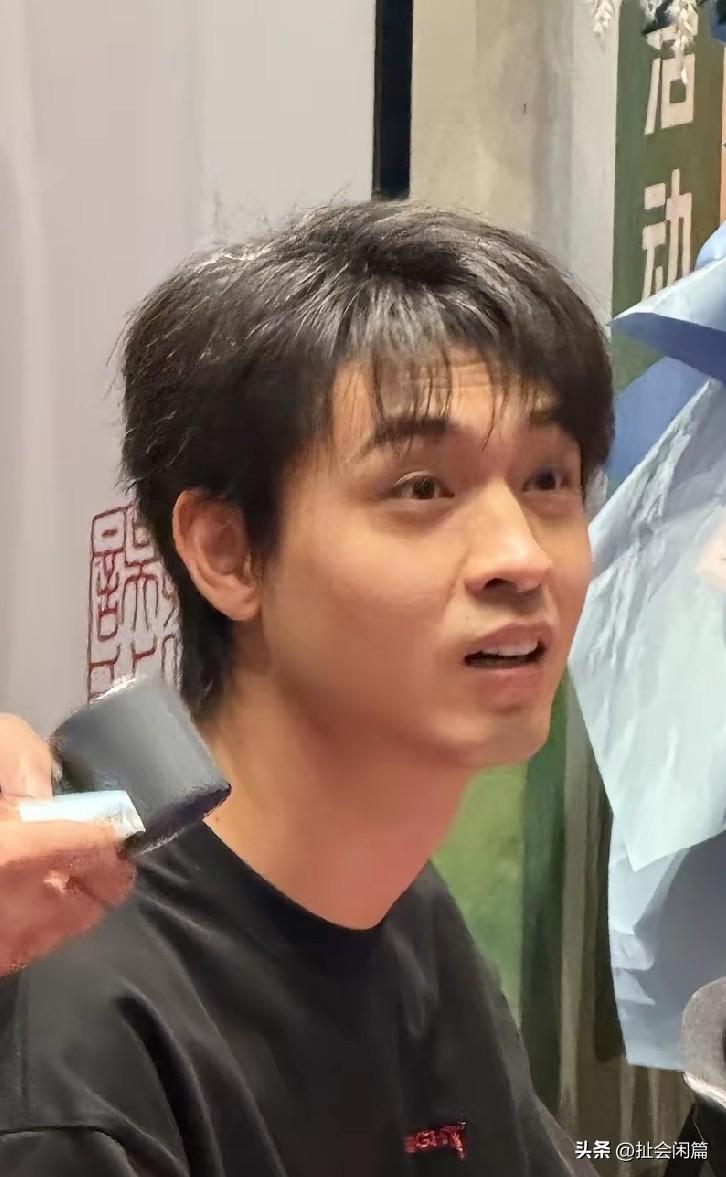 秦霄贤现在也是一位出色的话剧演员了！
 
秦霄贤主演的话剧《卿卿误我》，从202