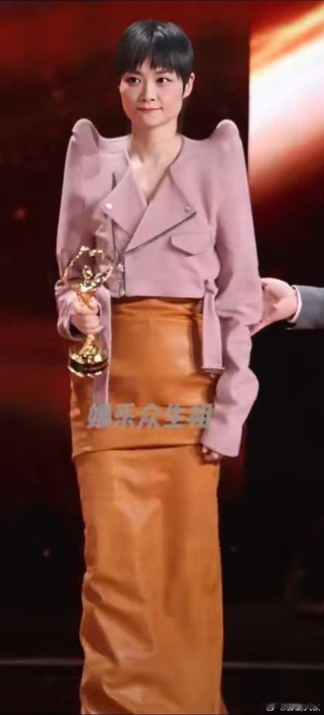 这衣服也就李宇春能驾驭吧。 ​​​