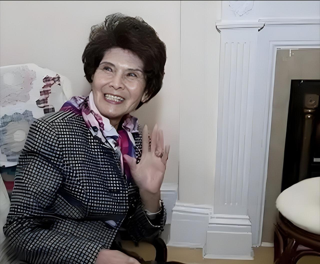 蒋介石有个女儿叫蒋瑶光，是他与前妻陈洁如共同收养的。可为了迎娶宋美龄，蒋介石最终
