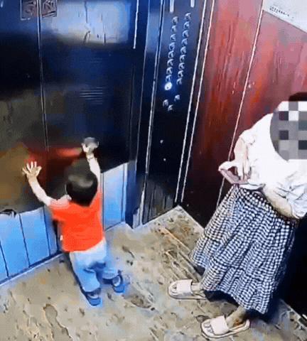 没有点常识吗？
电梯门不能掰，推，打，
本来就不牢固！

没掉下去被绞成肉泥都算