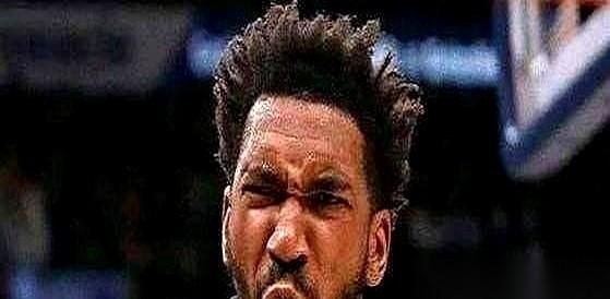 把自己家养大的孩子，那个在场上玩命的小李，亲手打包送走。
就为了换鹈鹕那个能飞能