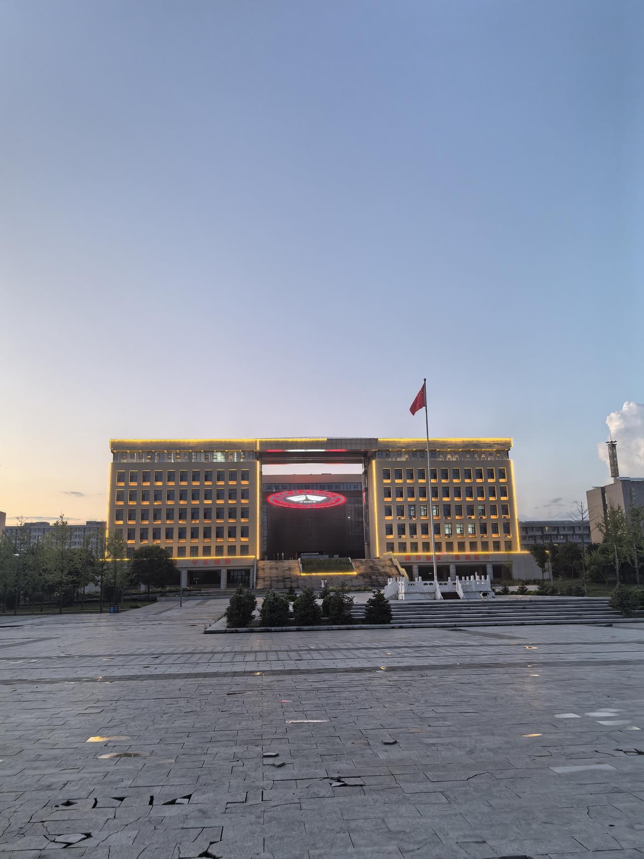 庄严的建筑，飘扬的红旗，见证历史的辉煌。
