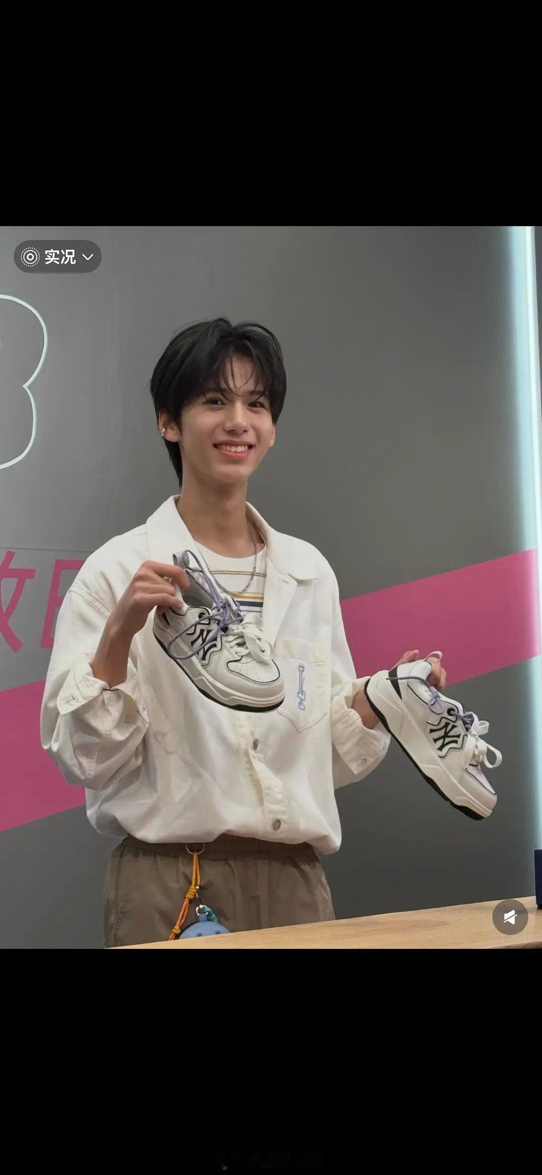 网传小牛翻车后续不断，被曝参与一日店长活动时，对粉丝态度冷淡、摆臭脸，引发不少争