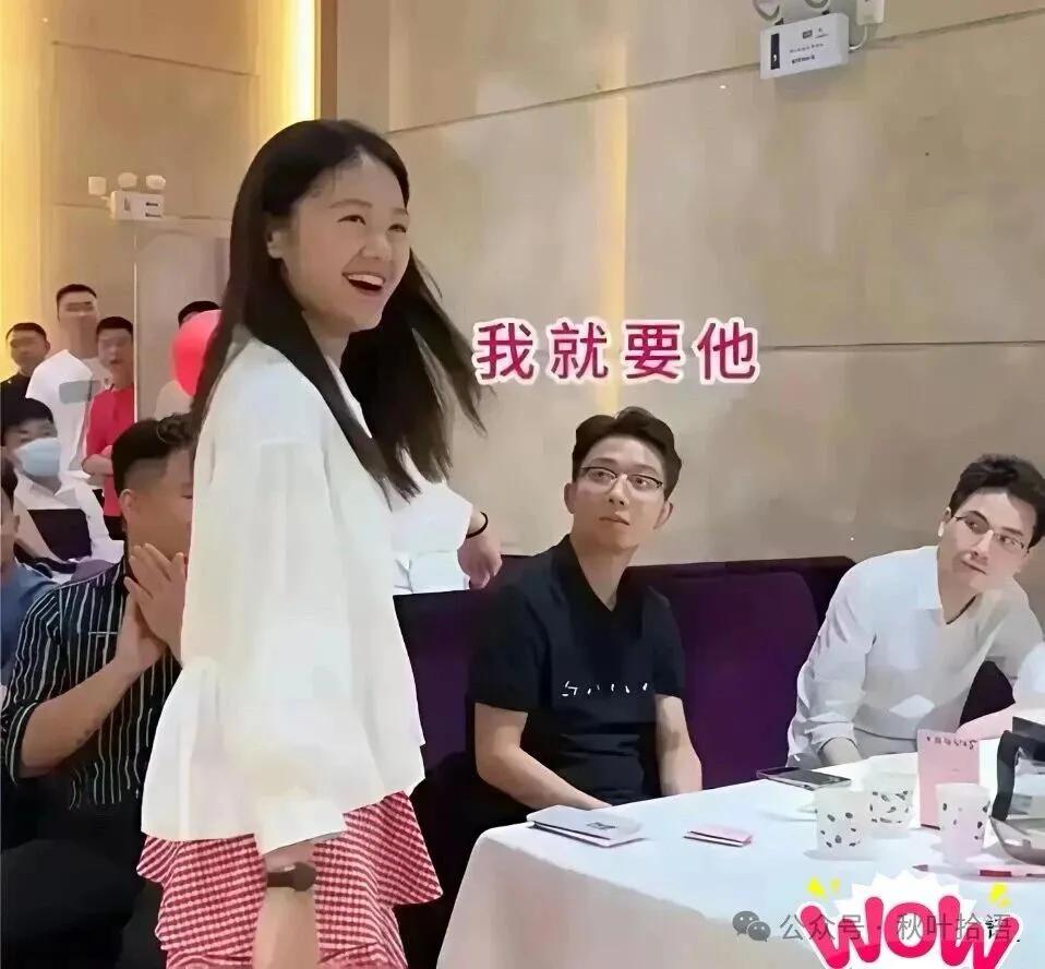 相亲该不该主动？女生当众拉走心仪男生
广东东莞的一场相亲会，有位姑娘直接冲到一堆