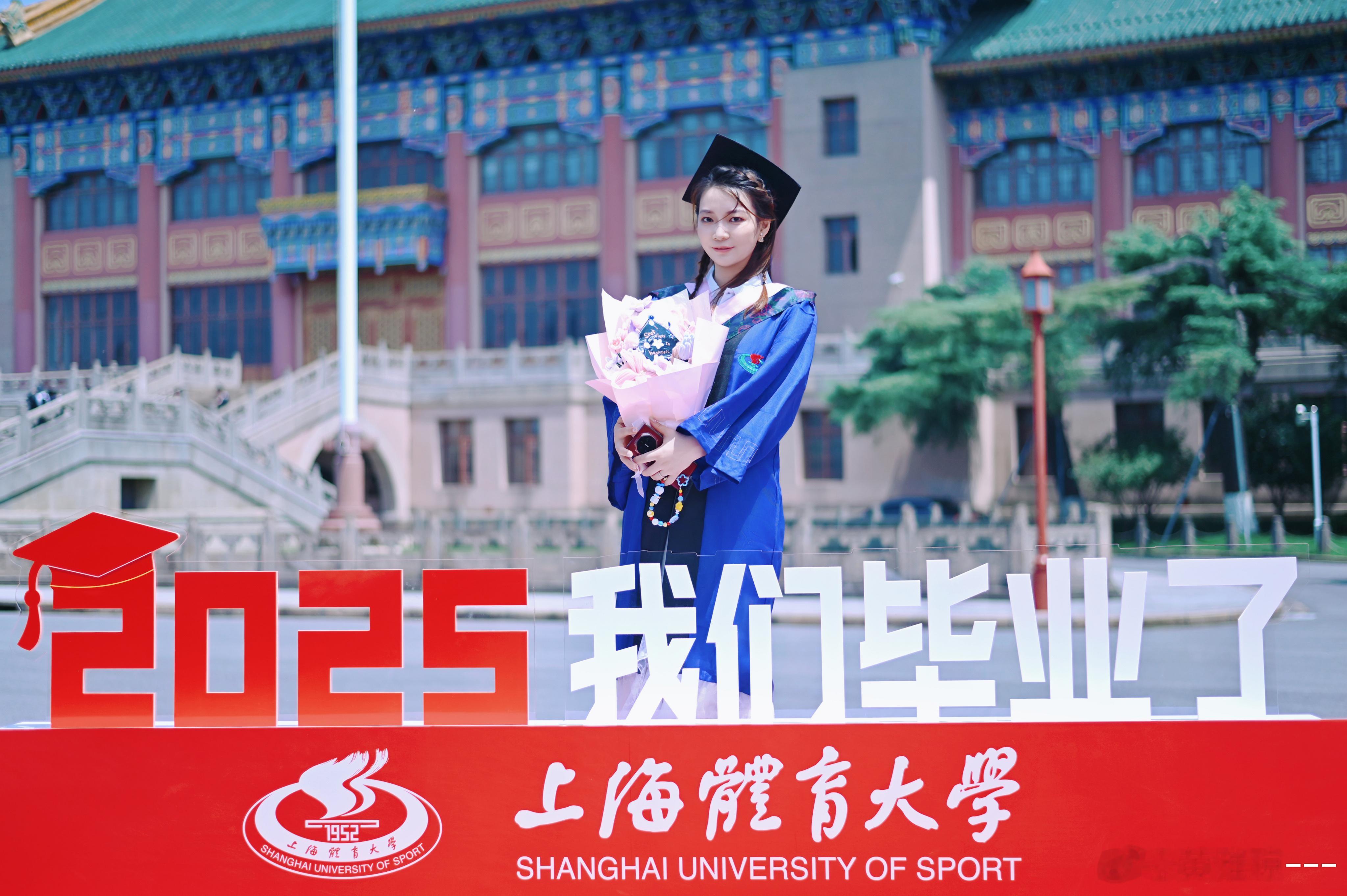 硕士帽下，是沉甸甸的收获；蓝袍加身，汗水不负韶华。黄雅琼[超话]雅琼的正能量日记
