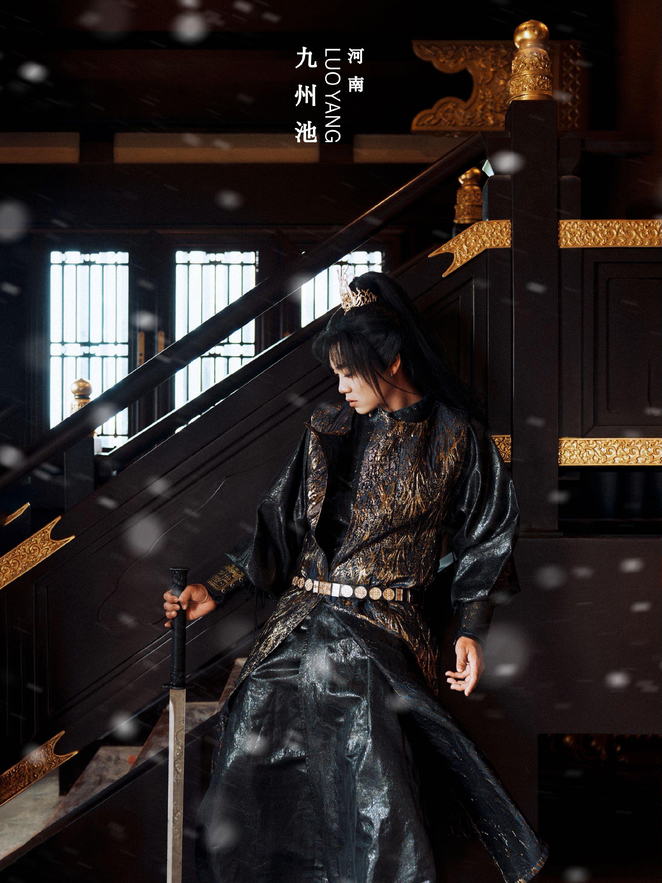 把一个普通人拍成电影海报需要怎么拍？拍素人的关键就是要引导他成为这个世...