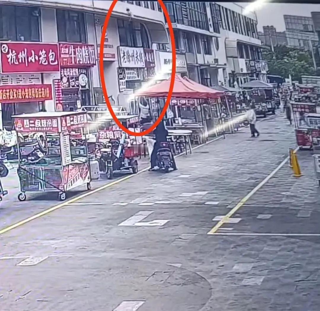 一名2岁的孩子不慎从6米高的窗口坠落，千钧一发之际，一名白衣男迅速冲到跌落位置，