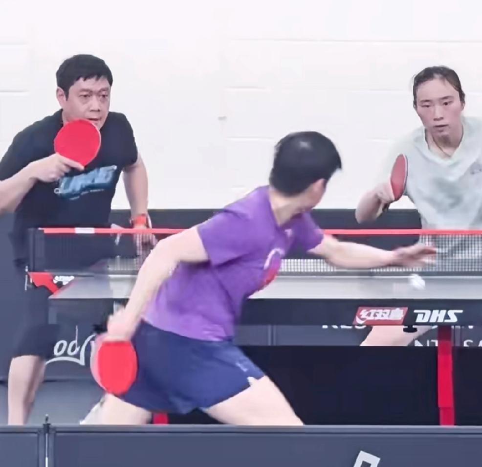 孙颖莎同学用脚捡球成功，哈哈
邱贻可陪着莎莎一起训练，
看看莎莎的衣服全湿透了，