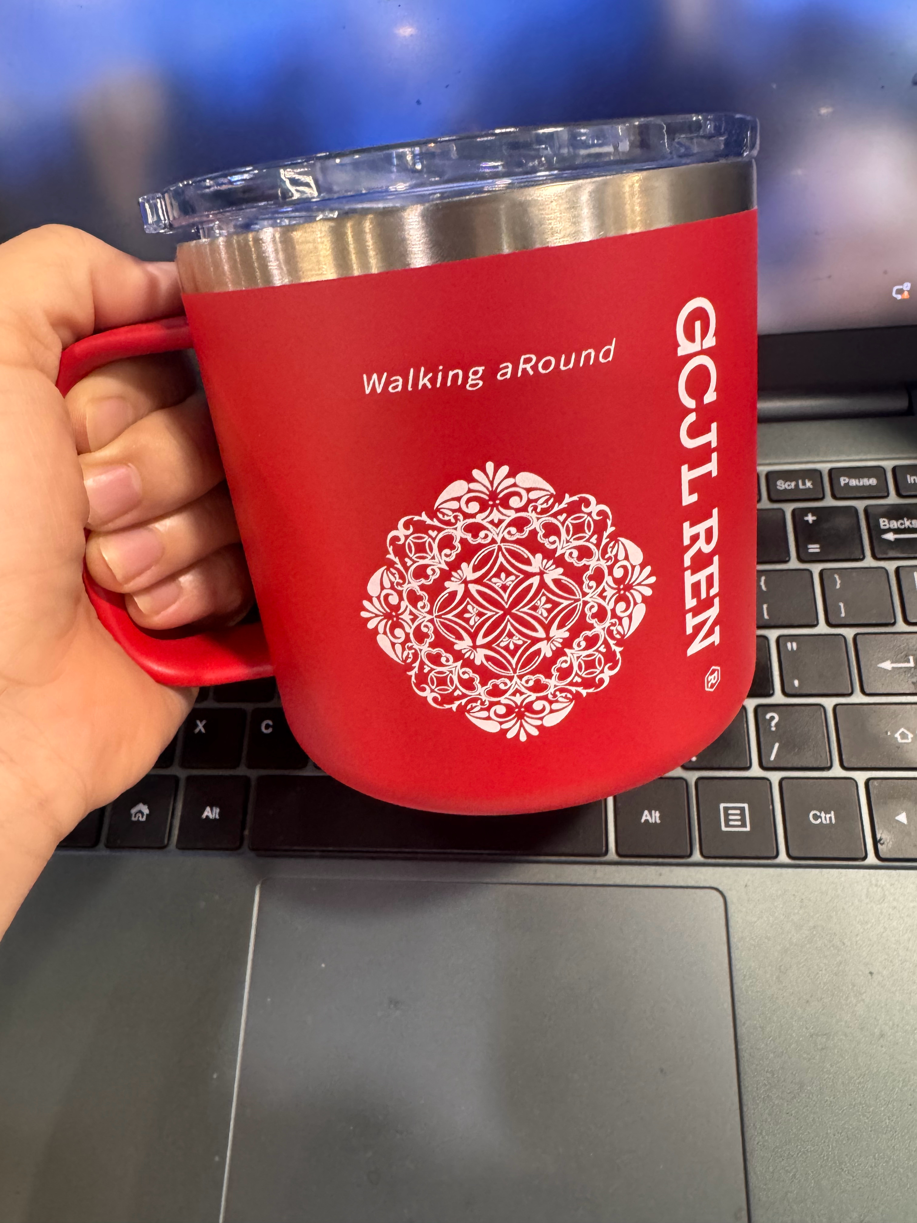 我将带着我的红色大茶缸走遍公司附近每一个咖啡店！！