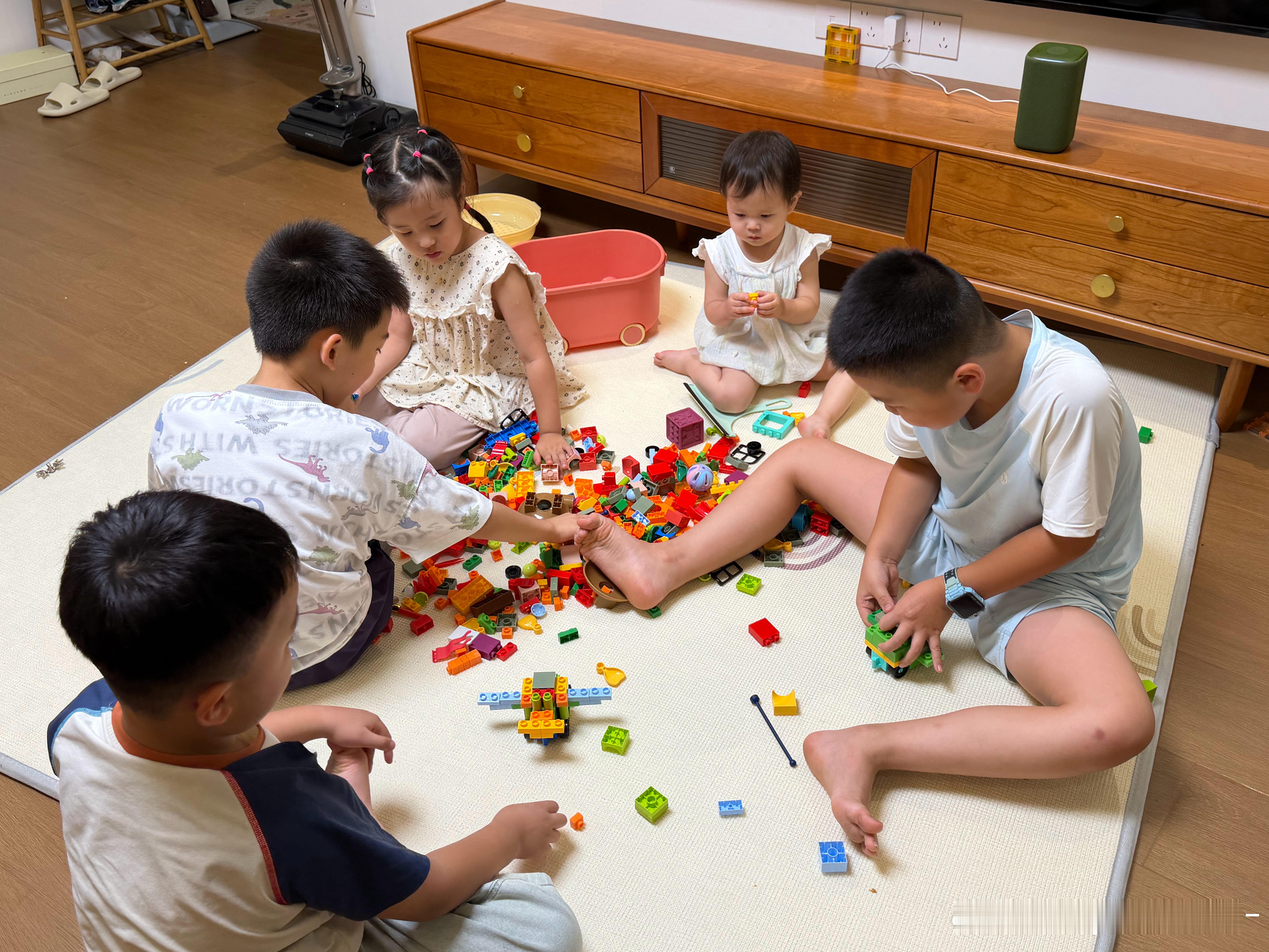李老师家装修日记 我家目前任何是几乎没有装饰物的，其实我是非常爱布置的。但是现在