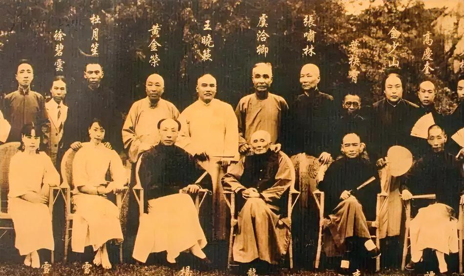 上海滩青帮三大亨，为啥俩没好下场，就杜月笙能留个体面？

说白了这仨人，黄金荣贪