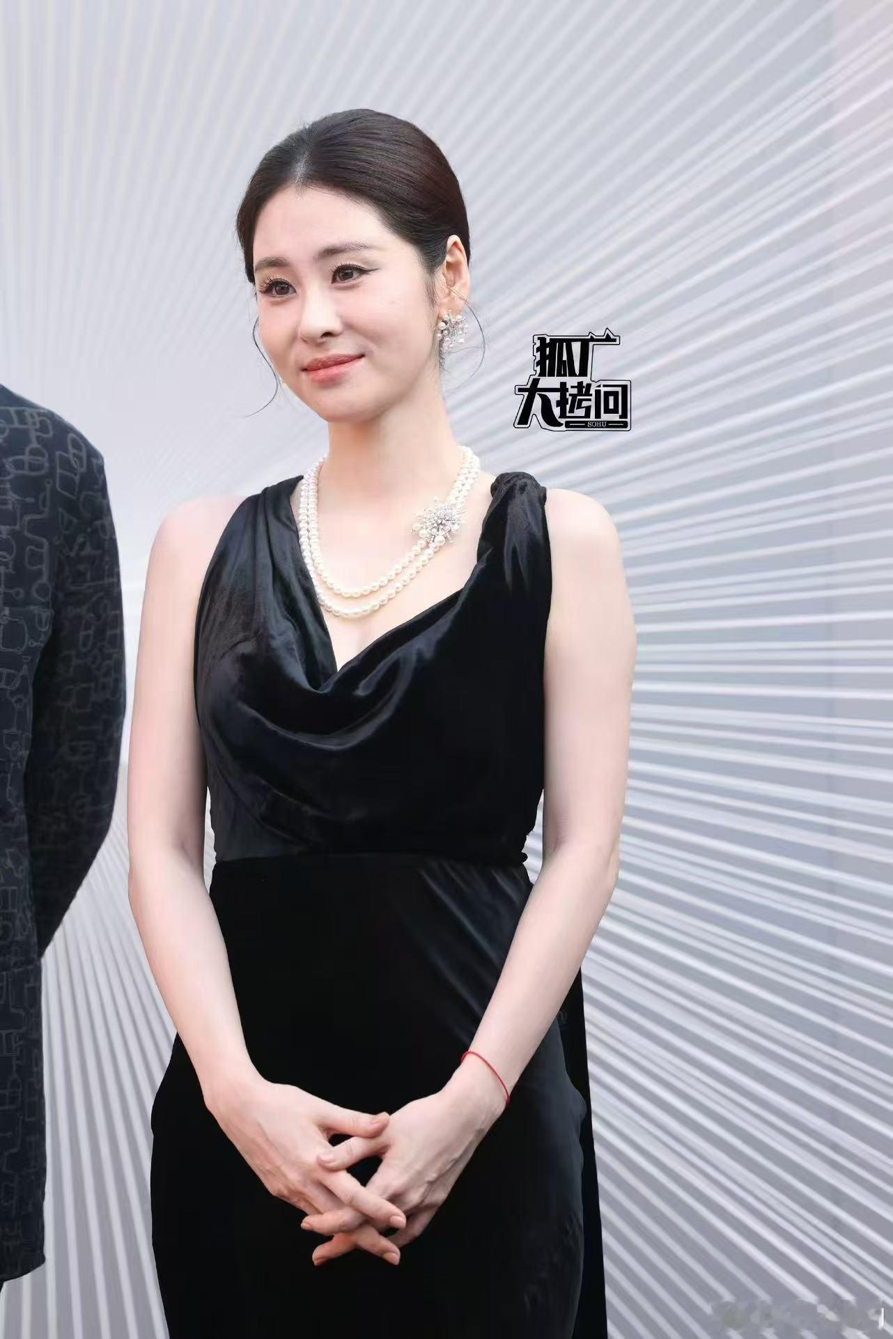 生图状态也是无敌了！！张碧晨好矜贵的一张脸张碧晨好美的侧颜 迪丽热巴张碧晨合照