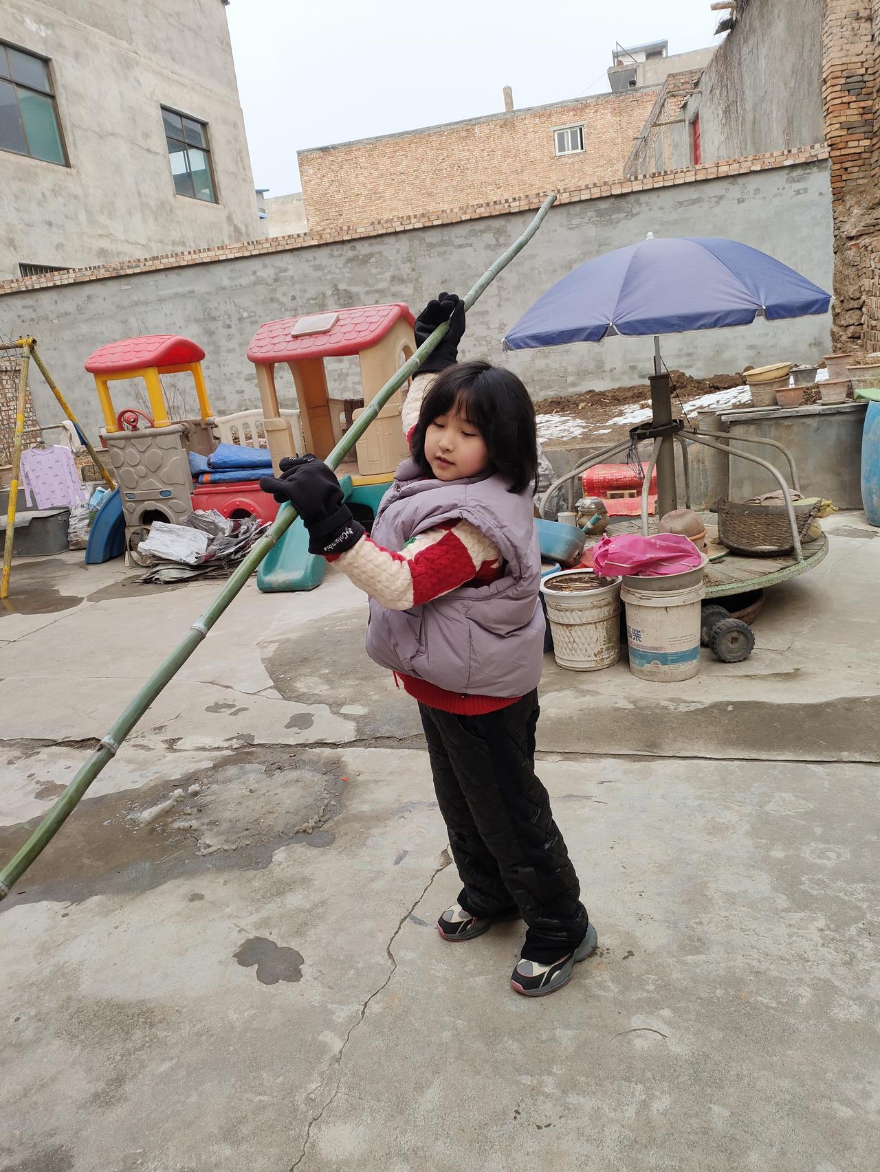 竹竿在手里化作魔法棒，小院的角落，都成了她冒险故事里的神秘森林～
🏡 旧院的风