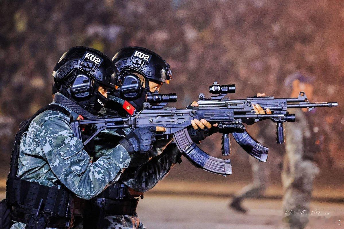 越南公安机动警察人员在一次演示中展示他们装备齐全的 STV-380 突击步枪。除