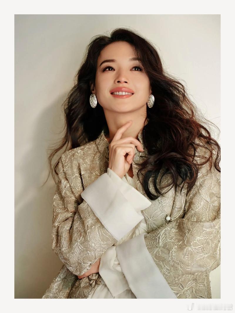 YU7代言人还是舒淇清冷又妩媚的绝佳气质，舒淇身姿仪态绝佳，高颜值尽显迷人风采。