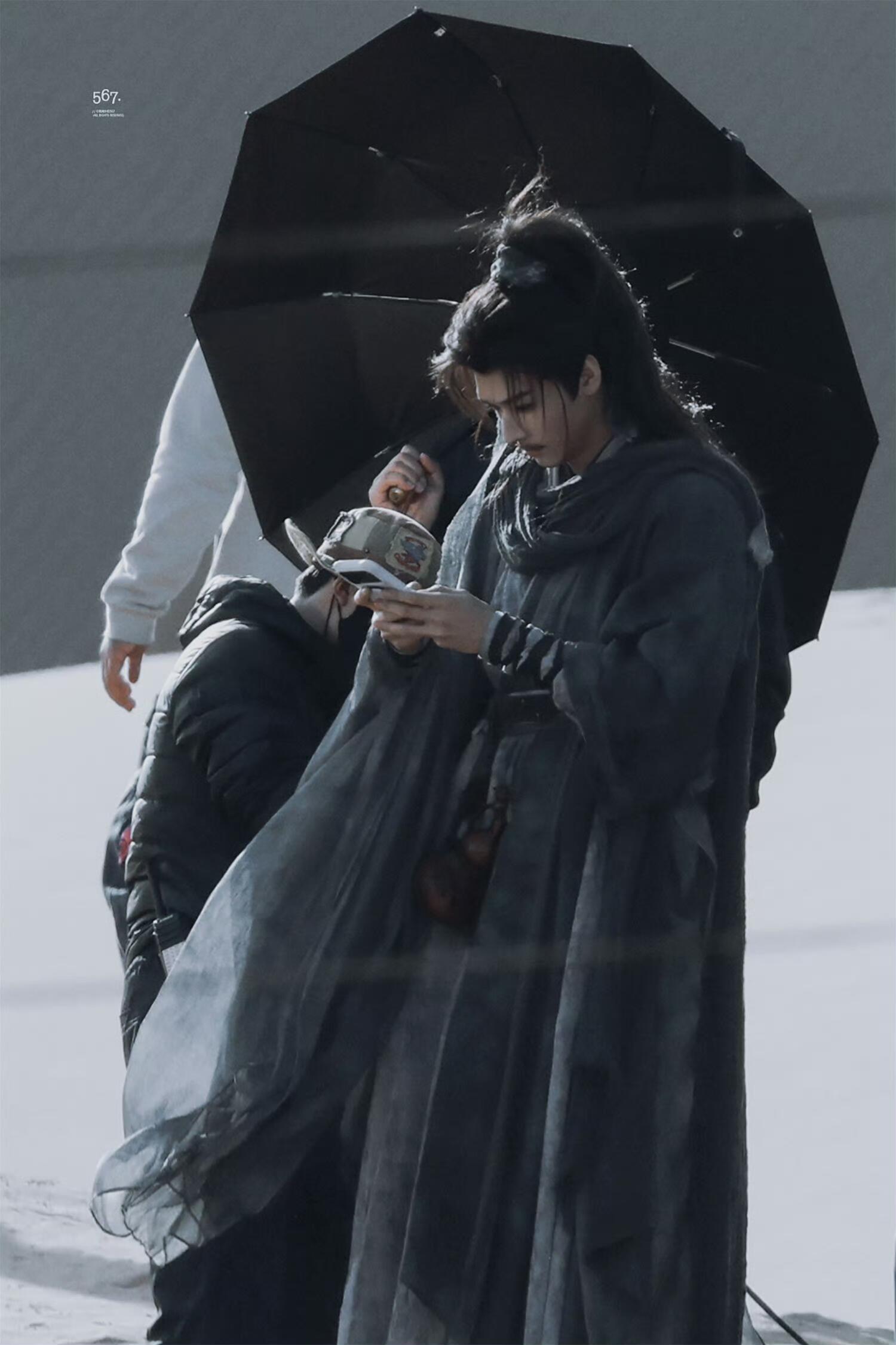 龚俊的身材脸蛋真是远超建模啊，每一次路透都忍不住想惊呼天选武侠男主，这股肆意洒脱