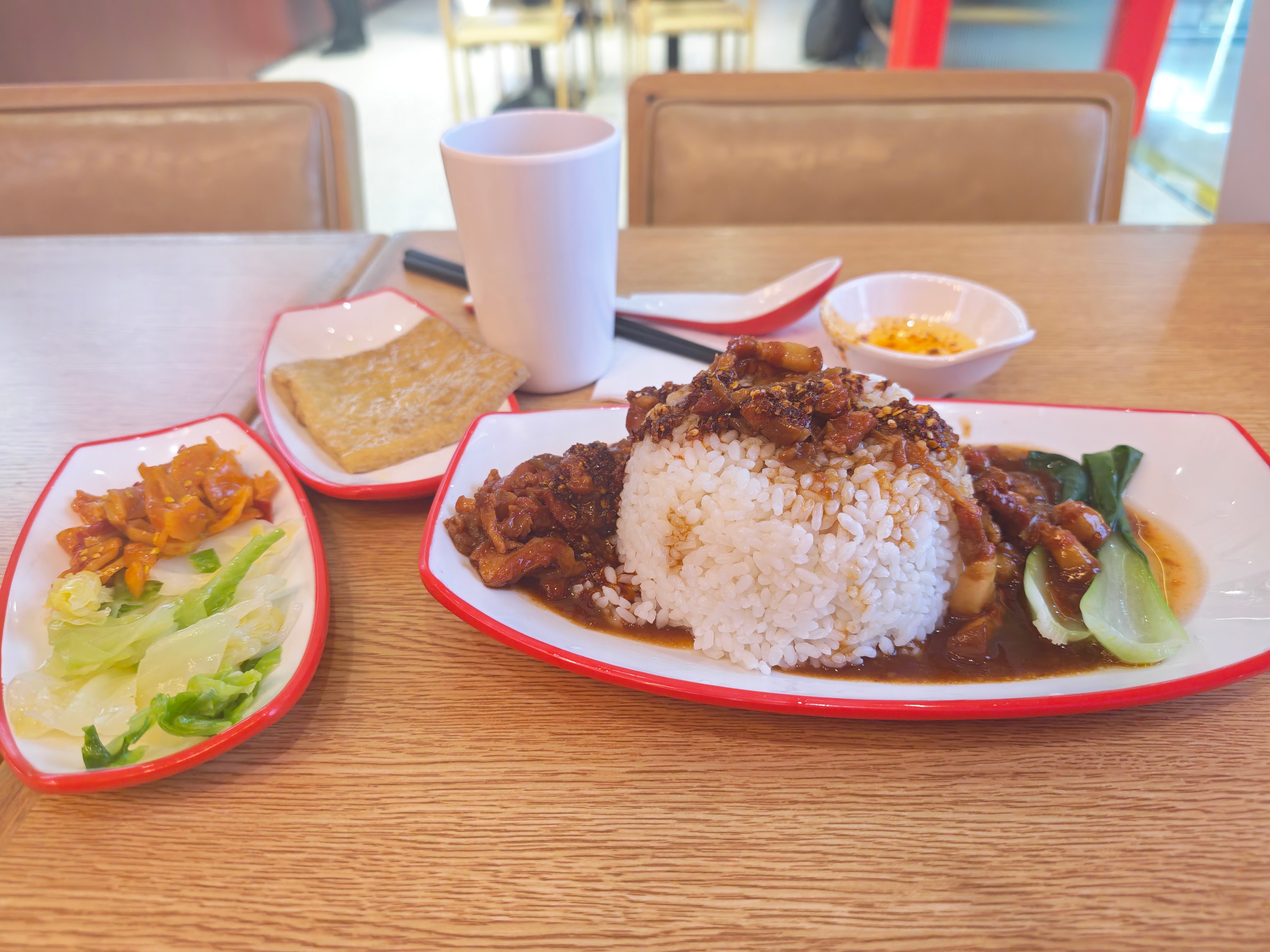 吃完这碗68的台湾卤肉饭，准备回家咯威海很好下次再来 威海·威海大水泊国际机场航