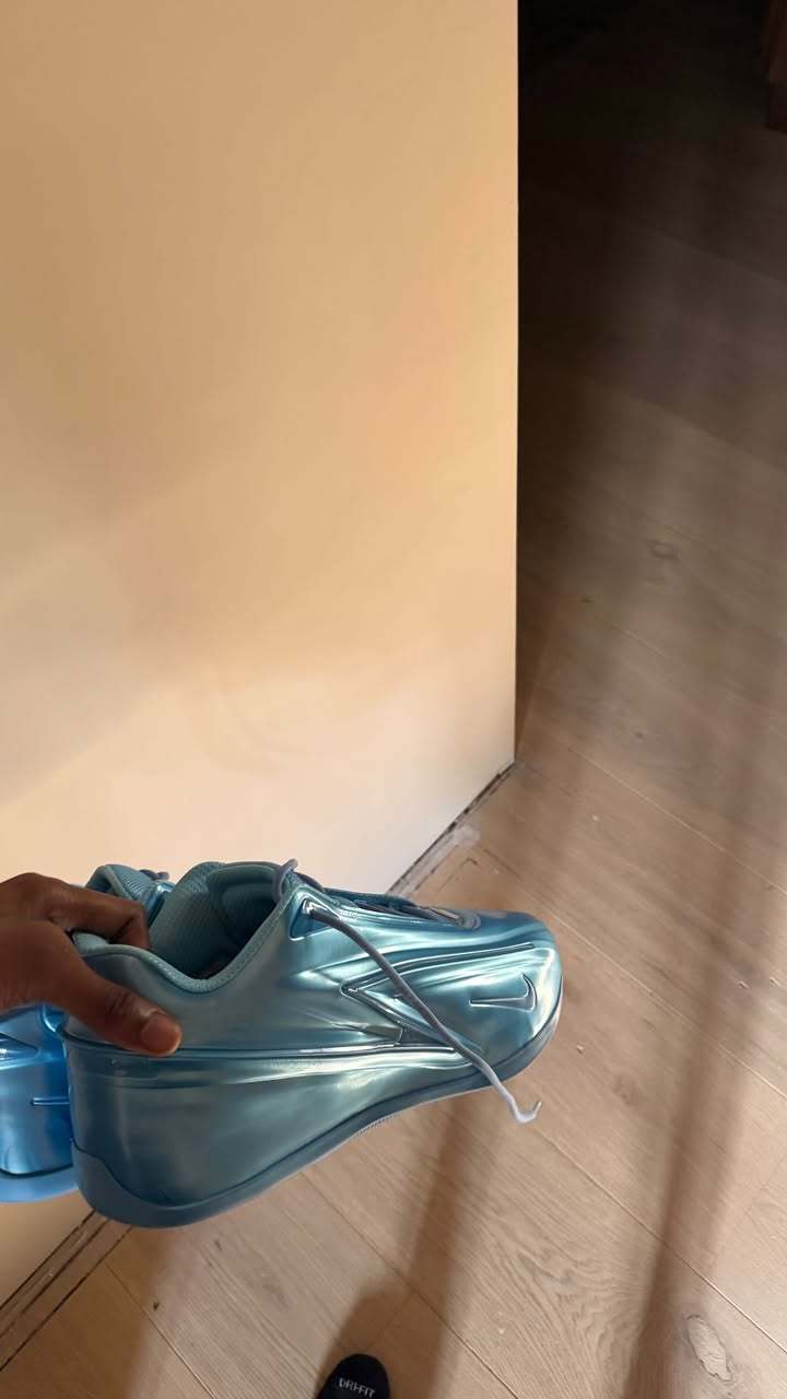 杜兰特ins发照晒鞋，这影子都辣么细长。休斯顿火箭