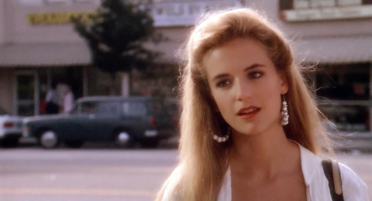 她是上世纪八九十年代美国审美的完美典范
有着一种自带邻家女孩的亲和力
凯莉·普雷