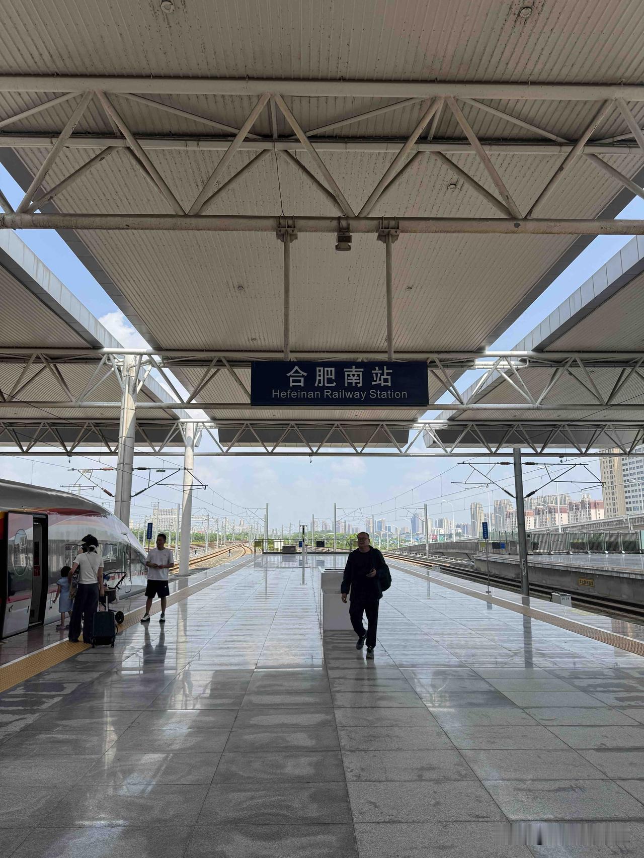 好久没去合肥了。
这次去合肥看个老朋友，在合肥住了一天。
现在合肥发展的很好，是