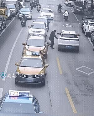 老头领着小孩子在车流中穿梭，还松了手。幸亏小车司机刹住了车，不然小孩子就要经历连