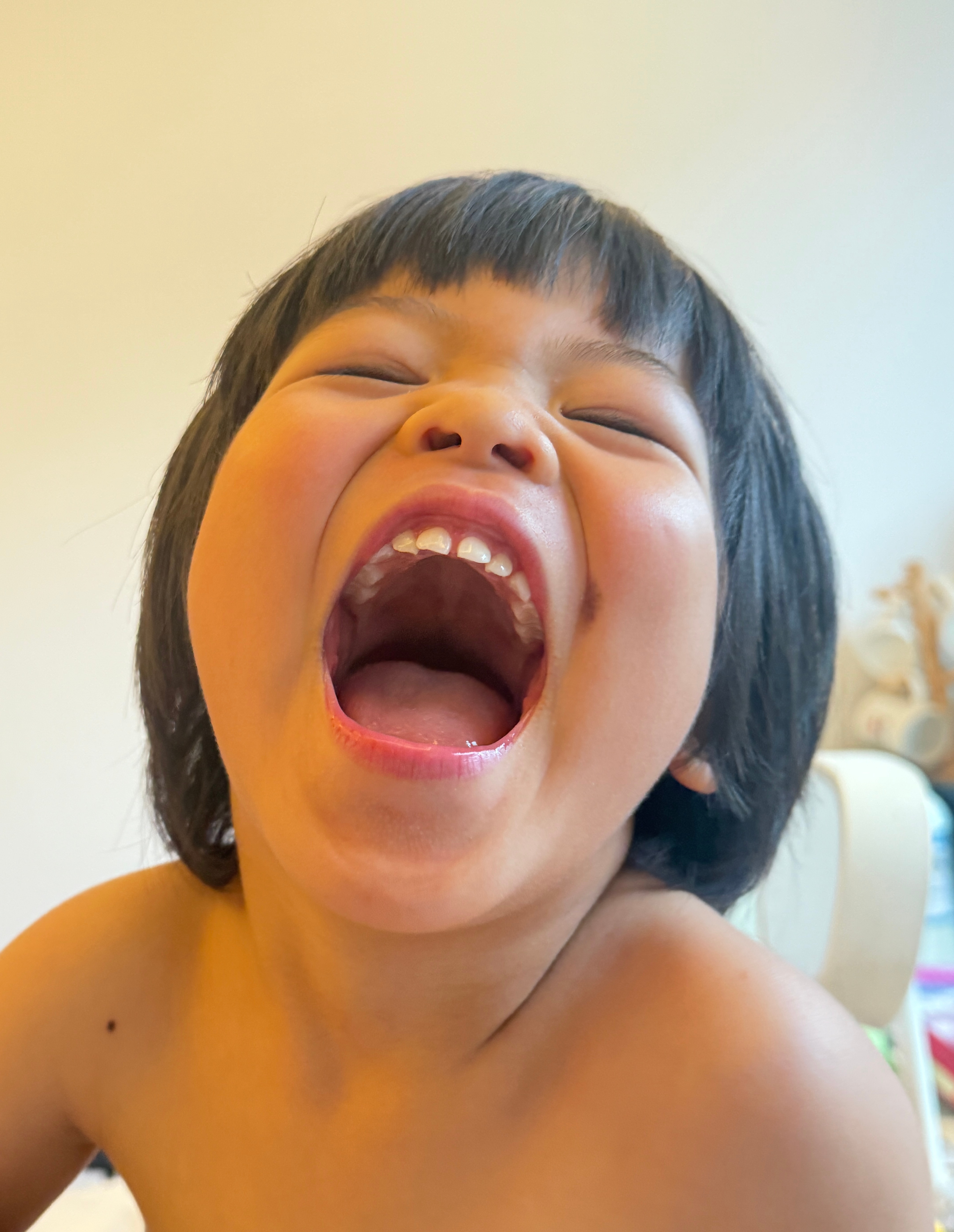 小孩笑点也太低了我说你一屁股坐在鸡蛋壳上了球笑到打鸣带娃随手拍