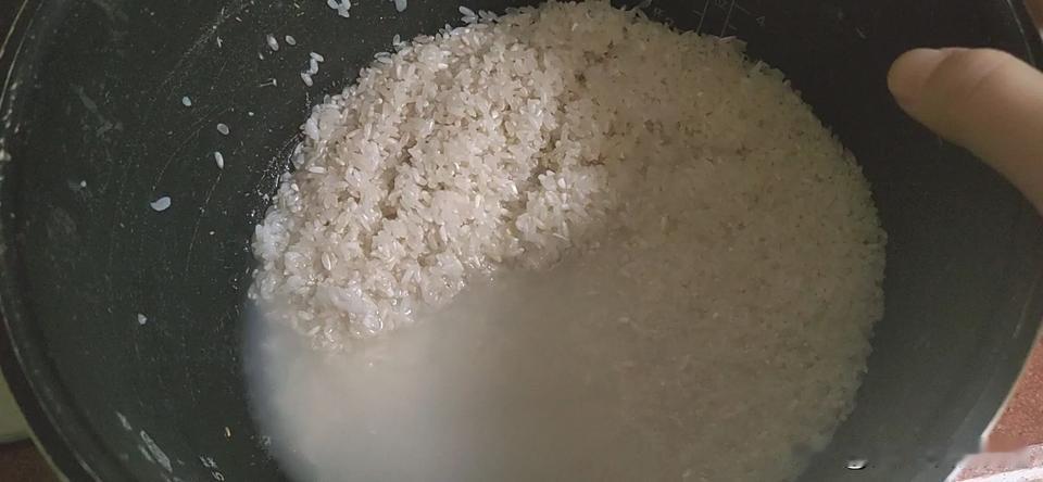 今天下了早班我开始做功课。
表姐回来到家，差不多快到18点，嘴里说着：“今天晚上