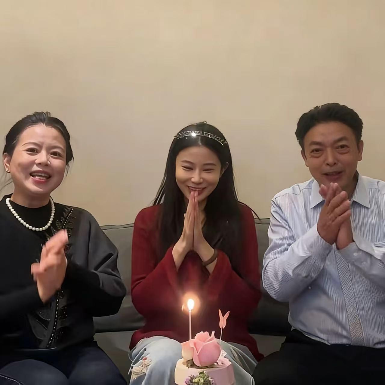 许妈姚爸为妮妮庆生，这一幕看暖多少人！

妮妮过生日、许妈姚爸满心满眼都是溺爱的