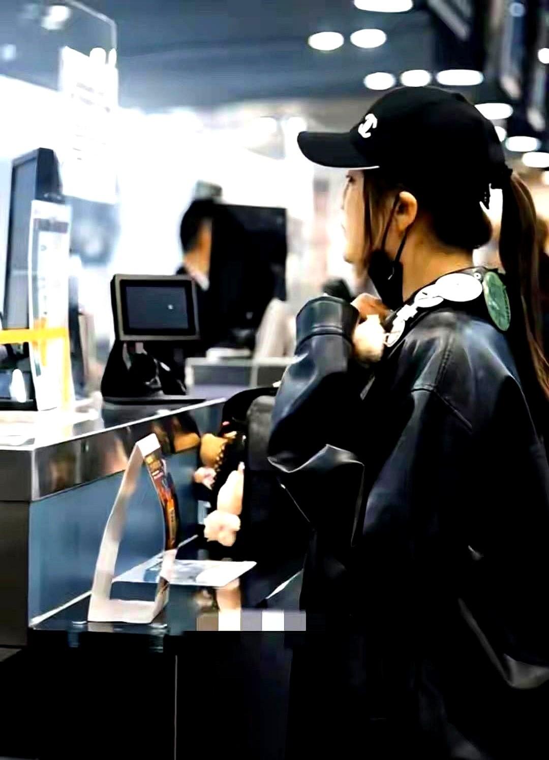 陈梦结束全运会之旅，已经返程。
她带着一金一铜的战绩回来，嘴上还念叨着全运会比奥