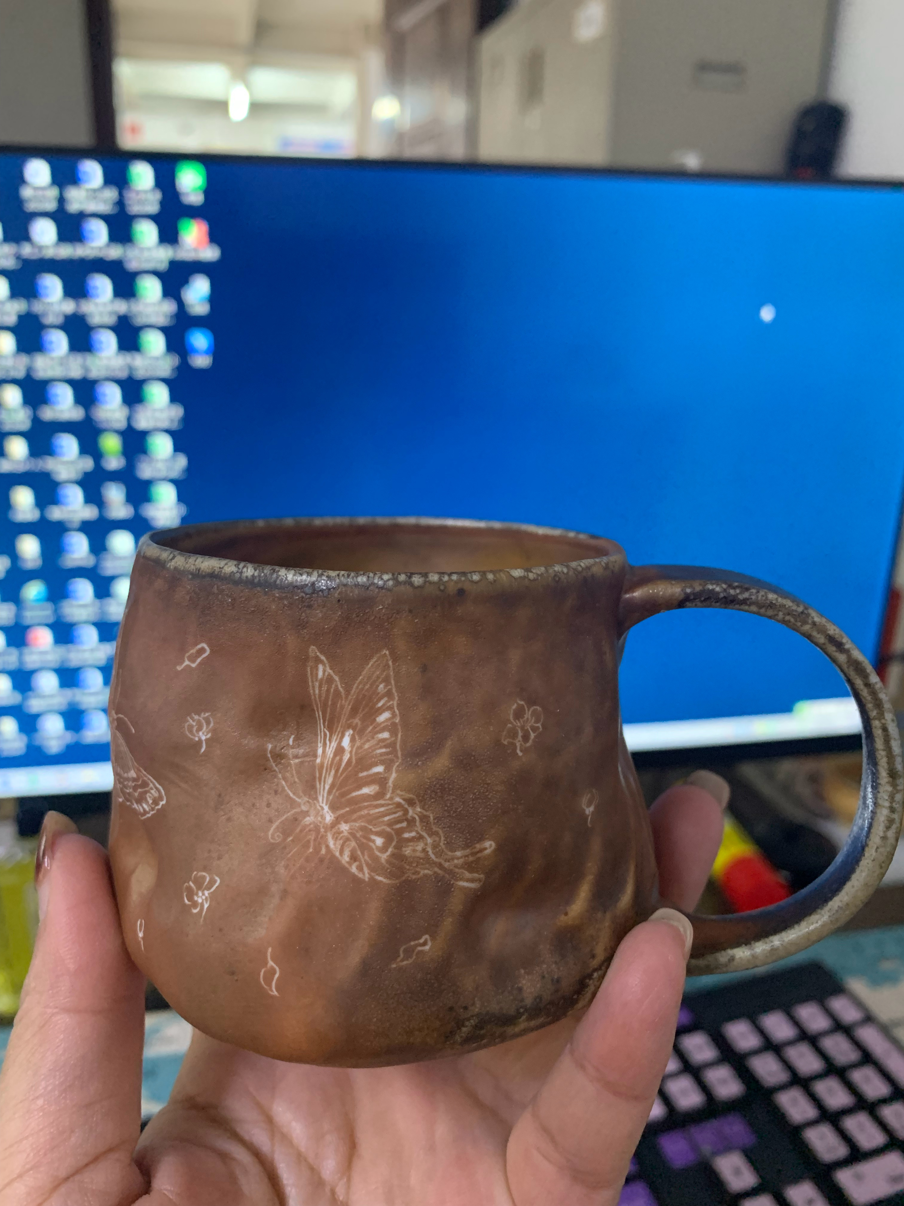 知道我为什么选择这只杯子吗？这只杯子的图案是蝴蝶🦋采用古法柴烧的工艺制作方式，