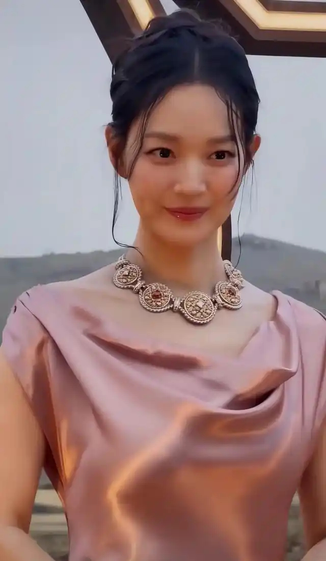 陪金宇彬抗癌归来，申敏儿腰围引争议，富人长肉为何叫资产增值 