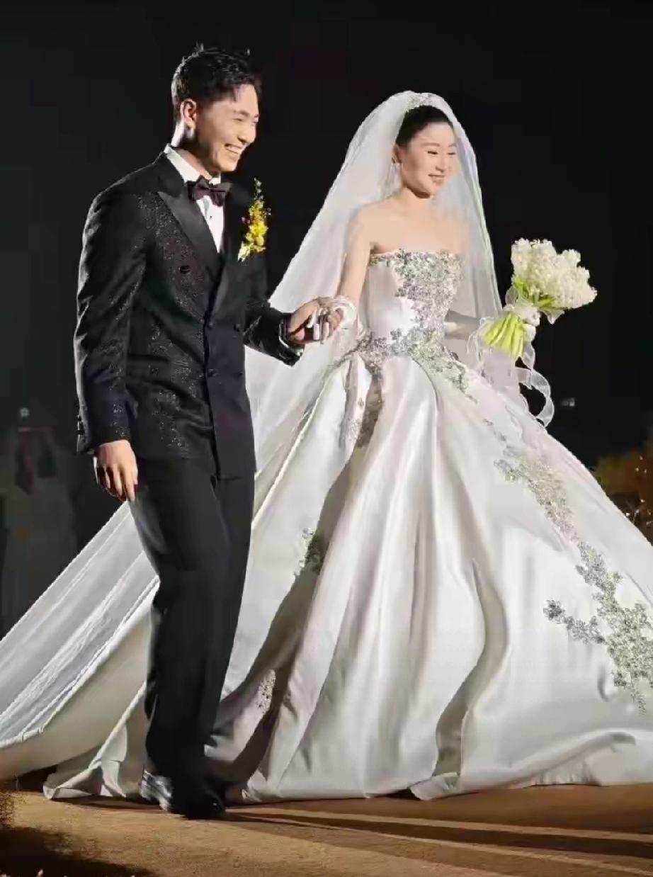 十年异地终圆满！羽球世界冠军周昊东宁波大婚，冠军天团齐聚送祝福
 
      