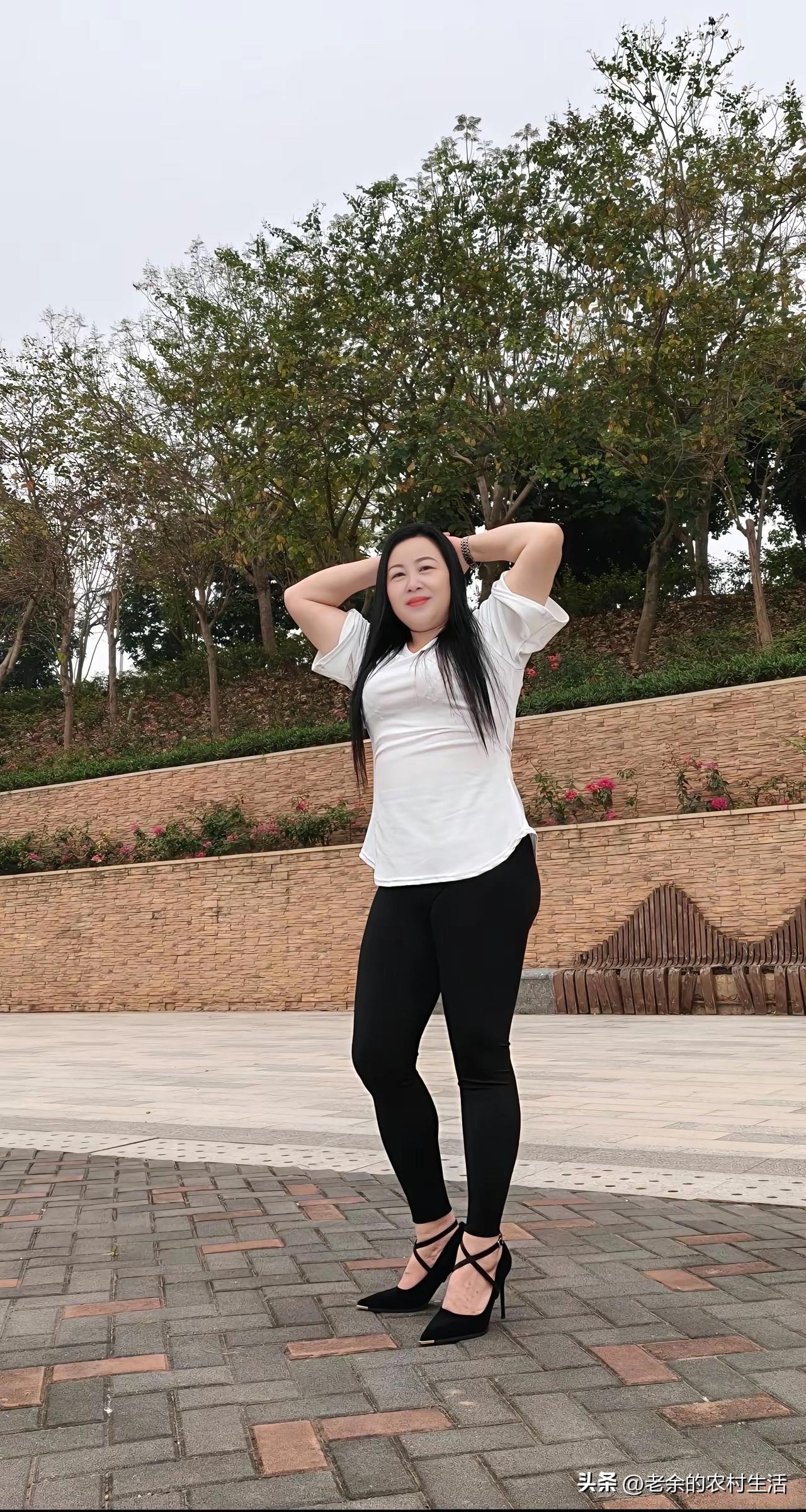 大家来看看这两个女人
到底是谁不要脸？

我们家邻居
生了两个孩子
老大是女儿