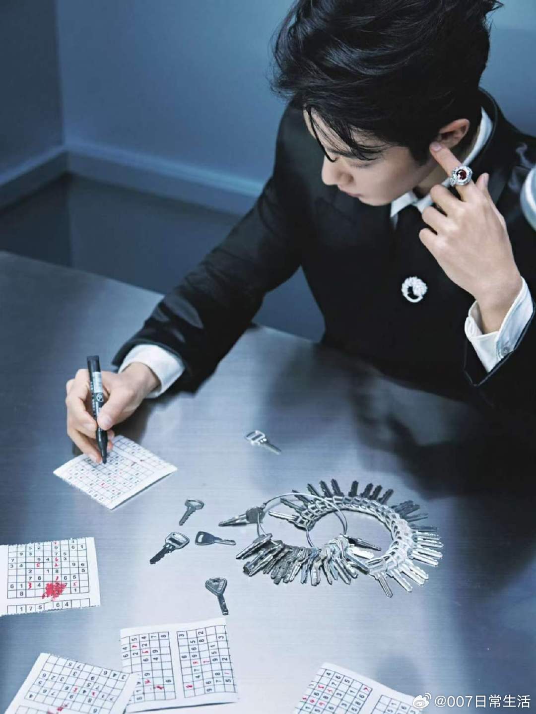肖战白玉兰活动出图 超帅的肖战！期待今晚的好消息！！ 