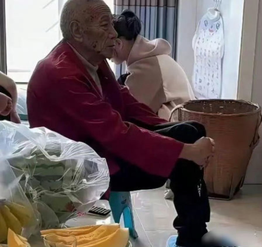 老头估计以后不会再来城里亲戚家了！ 