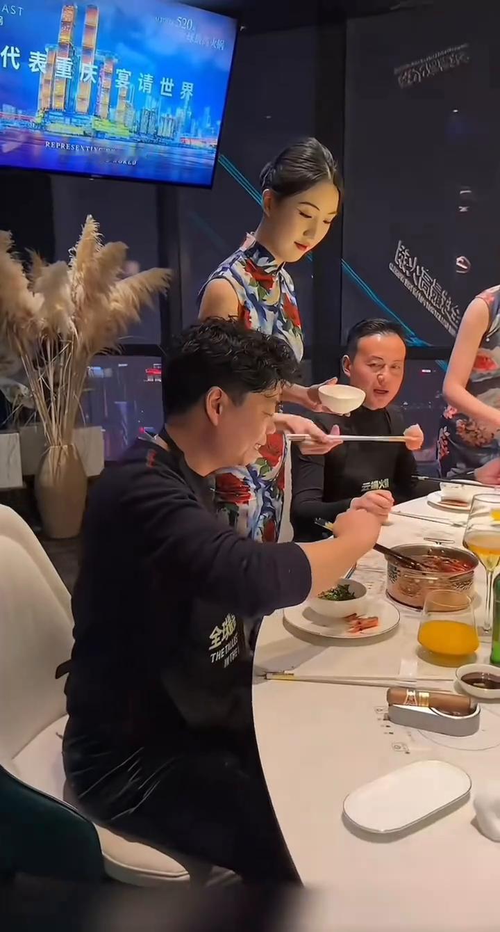 死后也要葬在一个山头。