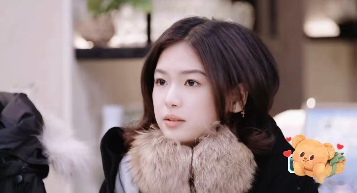 李嘉凯饭桌上的小心思 谁懂啊！李嘉凯为坐颜颜对面，换座时的小眼神、小操作全是小心