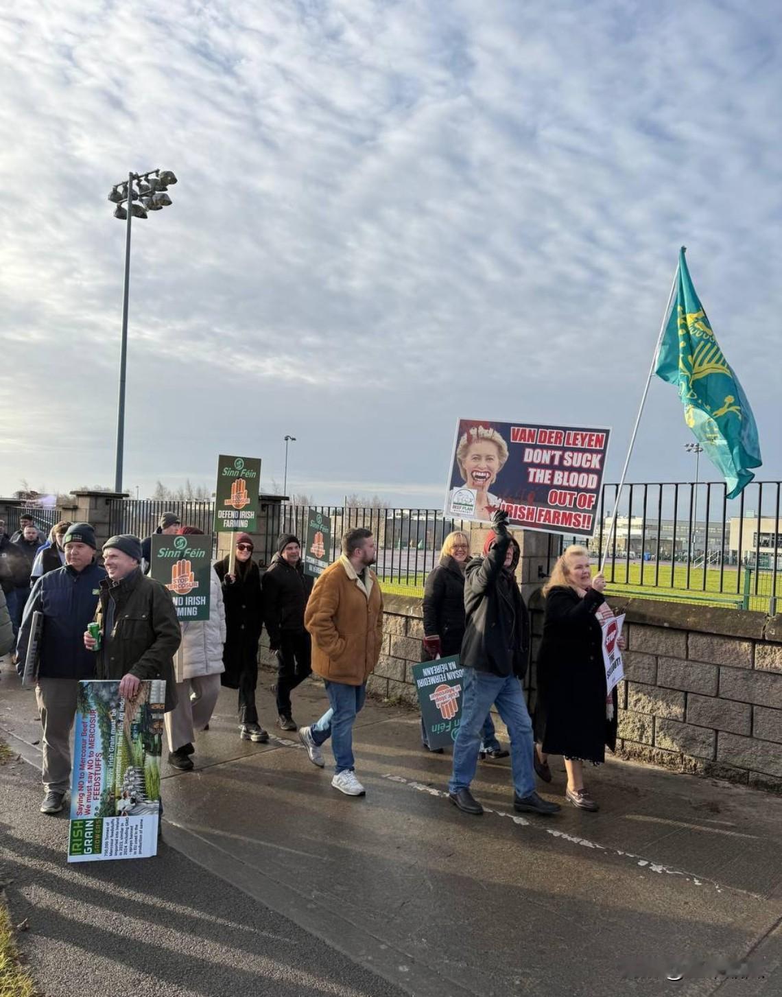 欧盟成员要看不惯冯老太了。️爱尔兰的农民和企业家们走上街头抗议欧盟主席乌苏拉推行