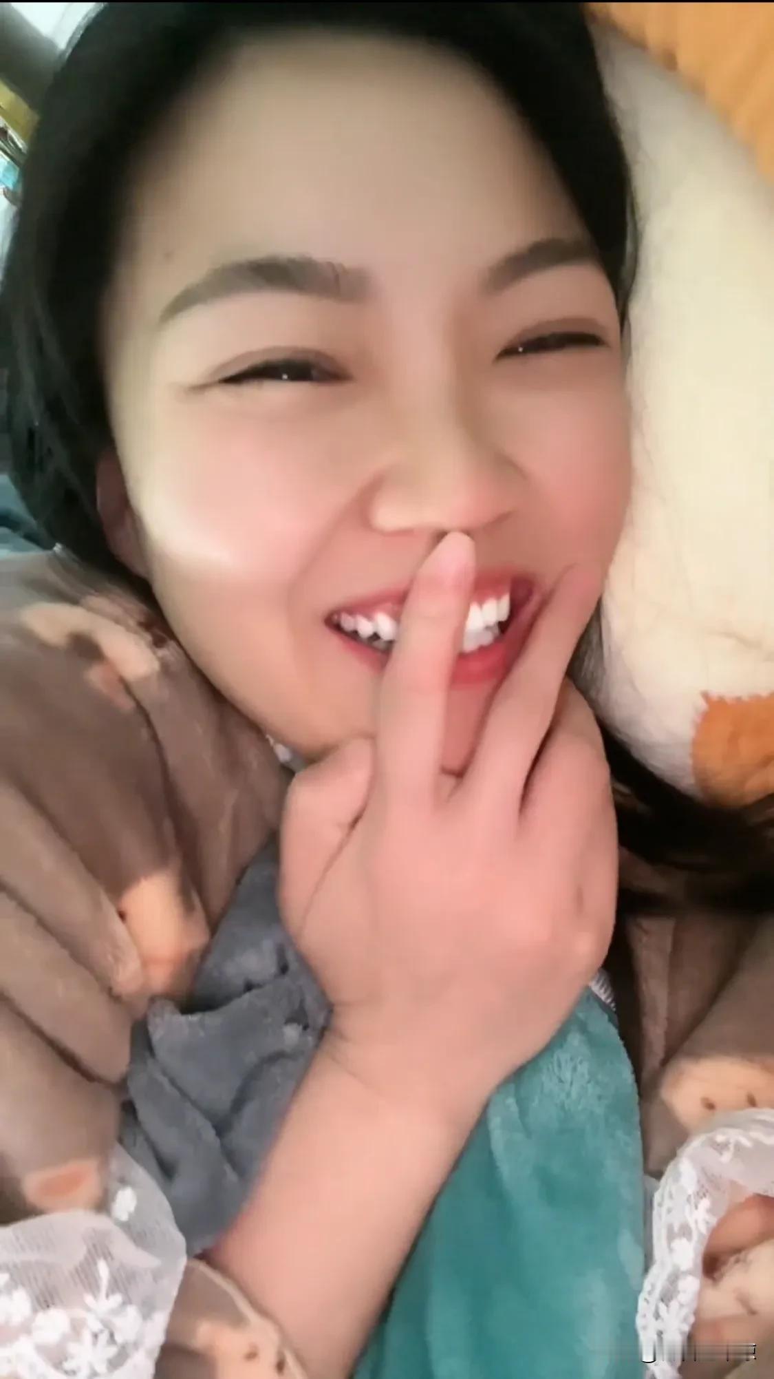 我有一个闺蜜，上厕所刚蹲在那里，这个时候来了一个走错厕所的醉鬼，可想而知这得喝多