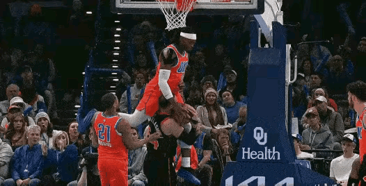 当篮球进化到这种程度，裁判该怎么判？
如果换做勇士的大嘴巴格林，结果又会如何？