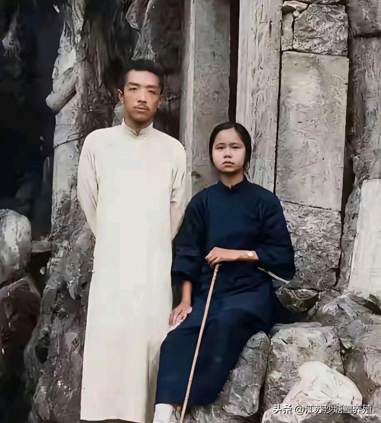 1923年9月，
胡适与表妹曹诚英在杭州烟霞洞留下这张合影。
二人本是远房亲戚，