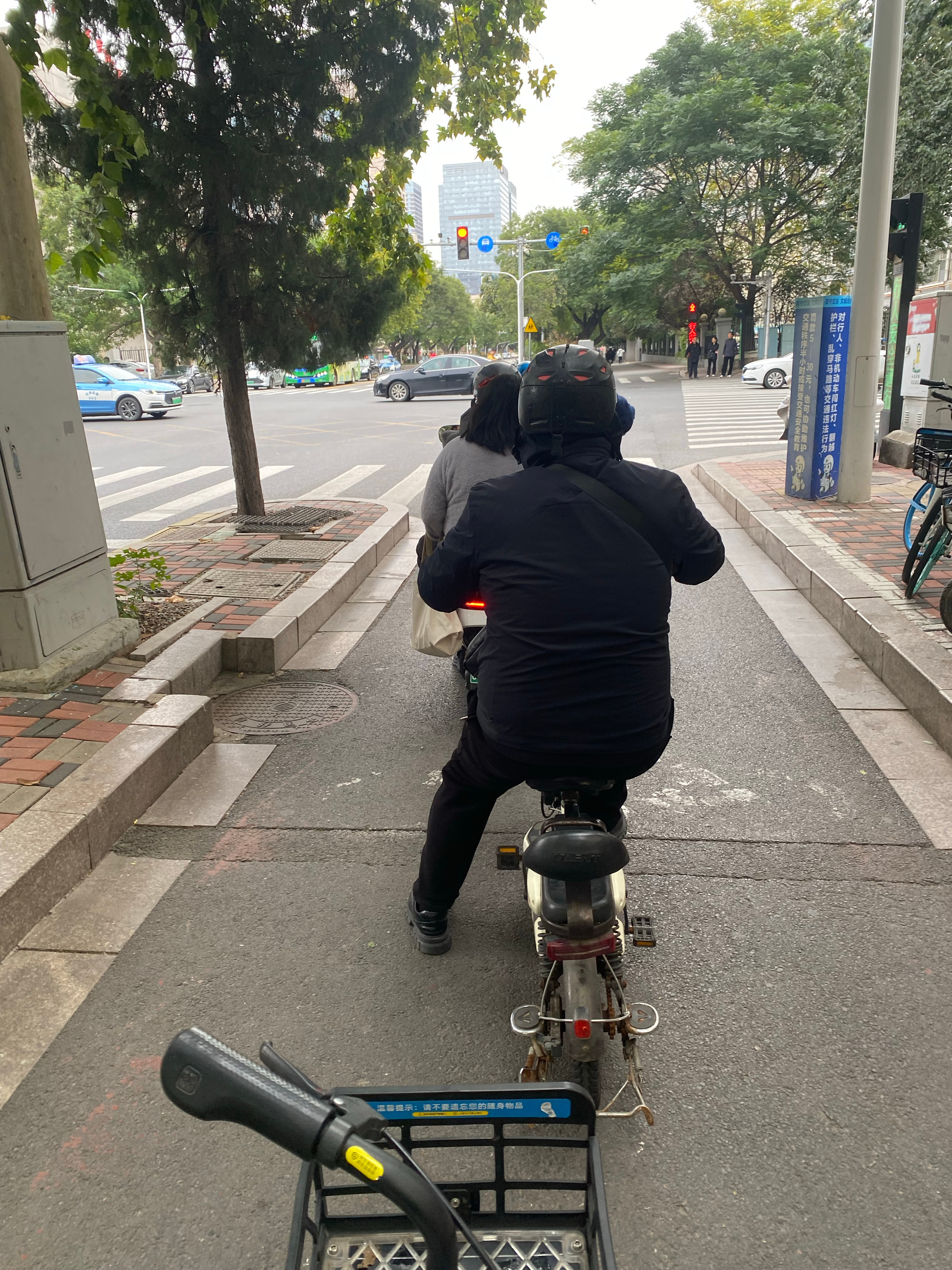 上下班路上的好风景🌹骑单车走在路上，大家都自觉排成一列，给去左右两边的人留下空