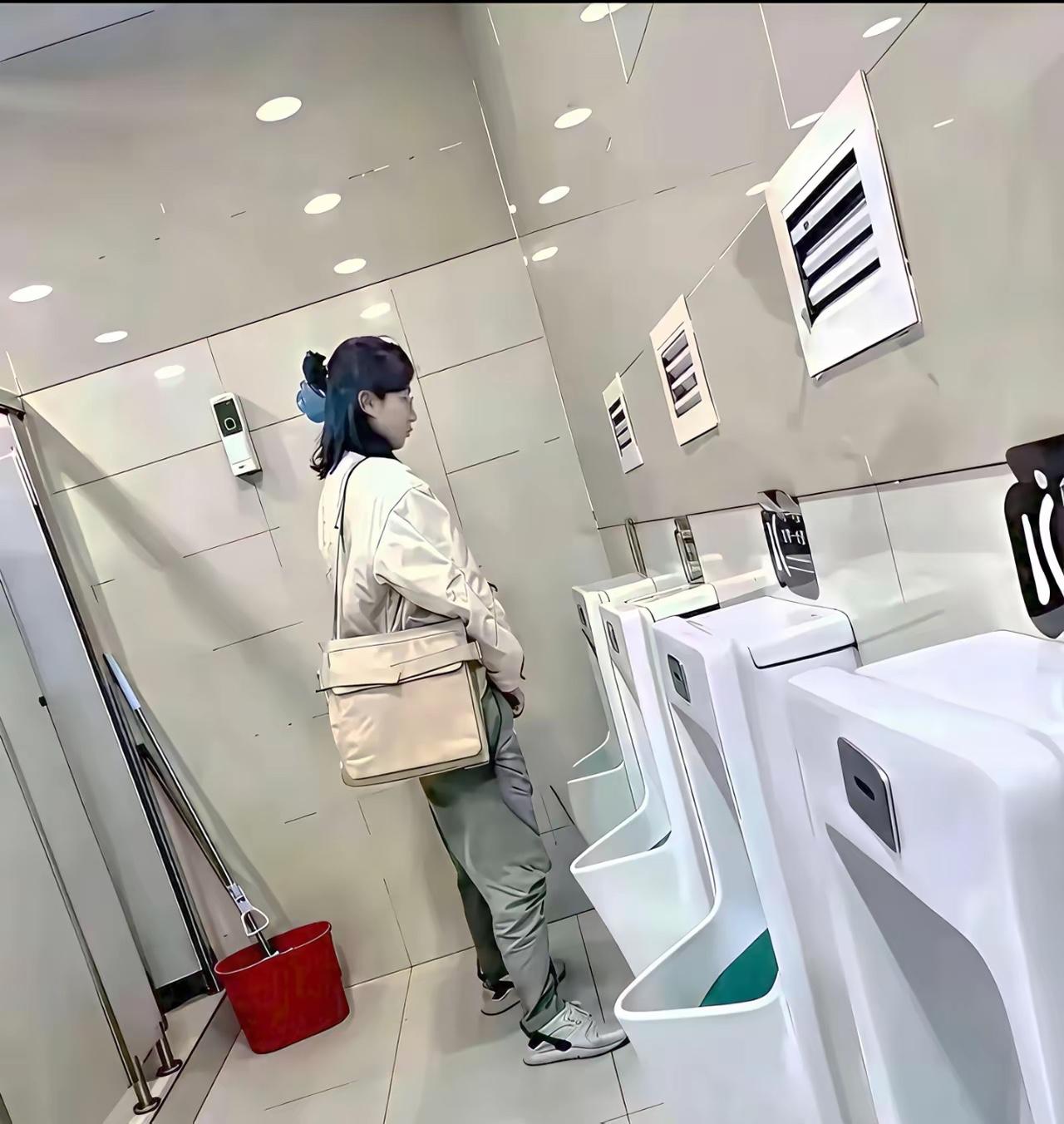 法国的文化在引导时代文化潮流，这法国人文节女厕所的站立式小便器，真是让人感觉这一