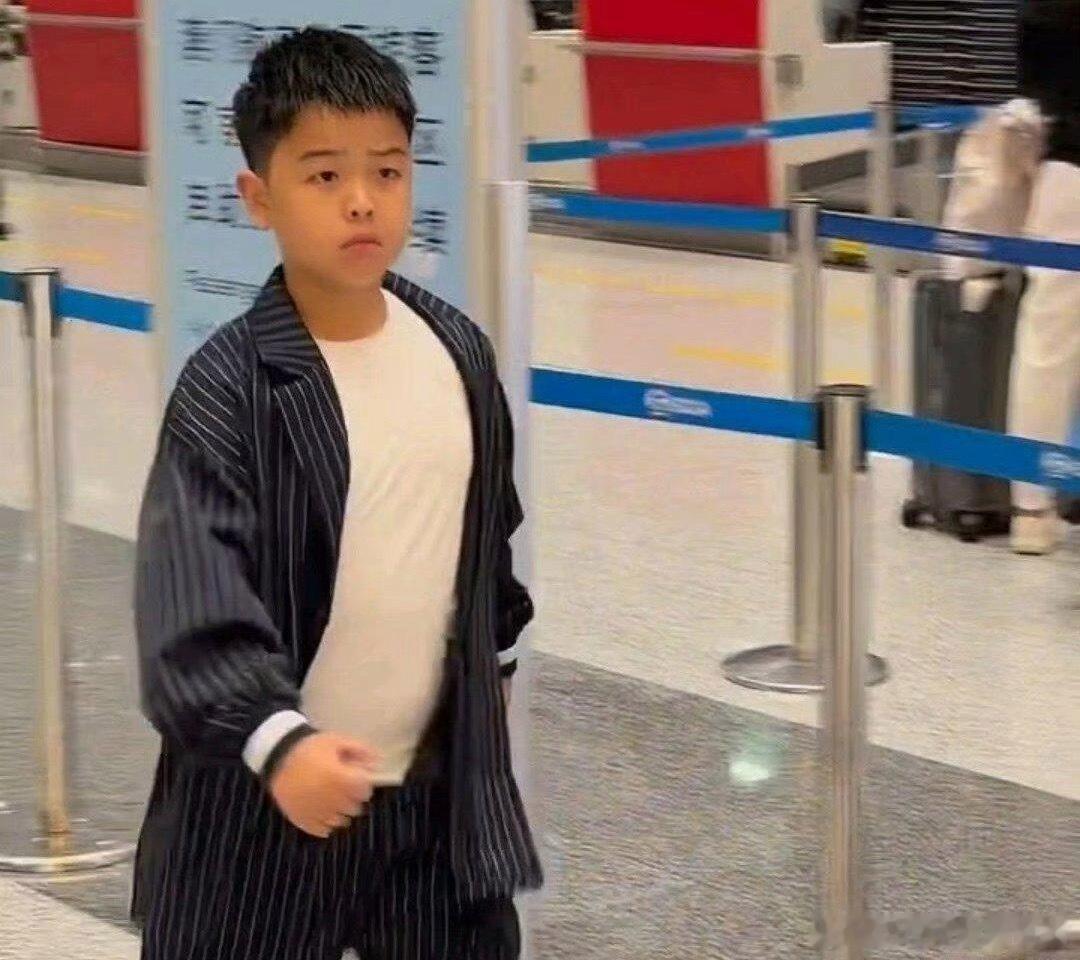 谁说儿子像妈，朵朵完全跟陈思诚一个模子刻出来的，完全就是一个小陈思诚啊！不知道未